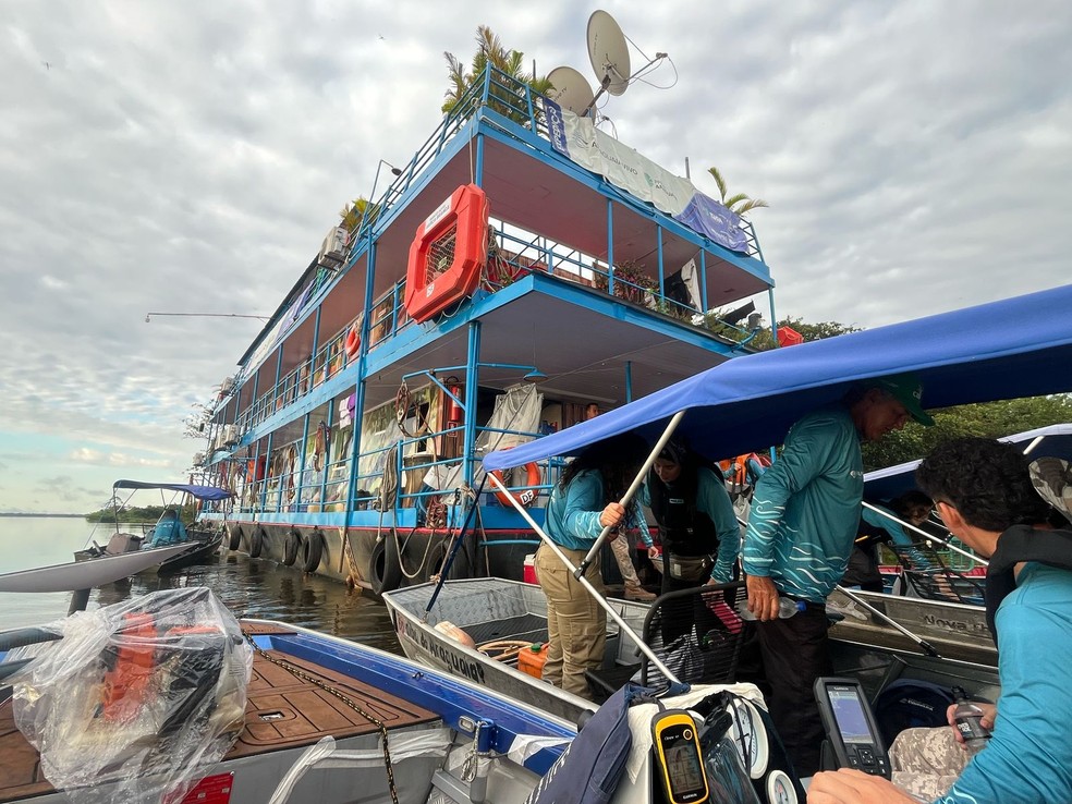 Barco hotel transporta pesquisadores pelo Rio Araguaia, no Tocantins — Foto: Divulgação/Ana Paula Rehbein