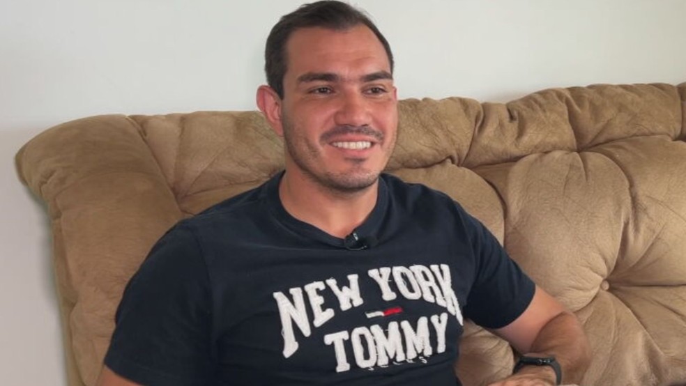 Pedro Henrique Brito Pazian adotou cadela que estava morando em cemitério de Araçatuba (SP) — Foto: Reprodução/TV TEM