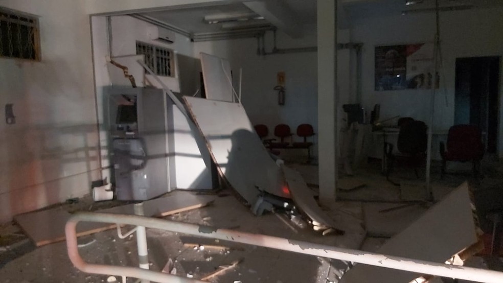 Criminosos explodem agência bancária  invadem outra em Guapirama — Foto: Marcelo Rodrigues/ colaboração