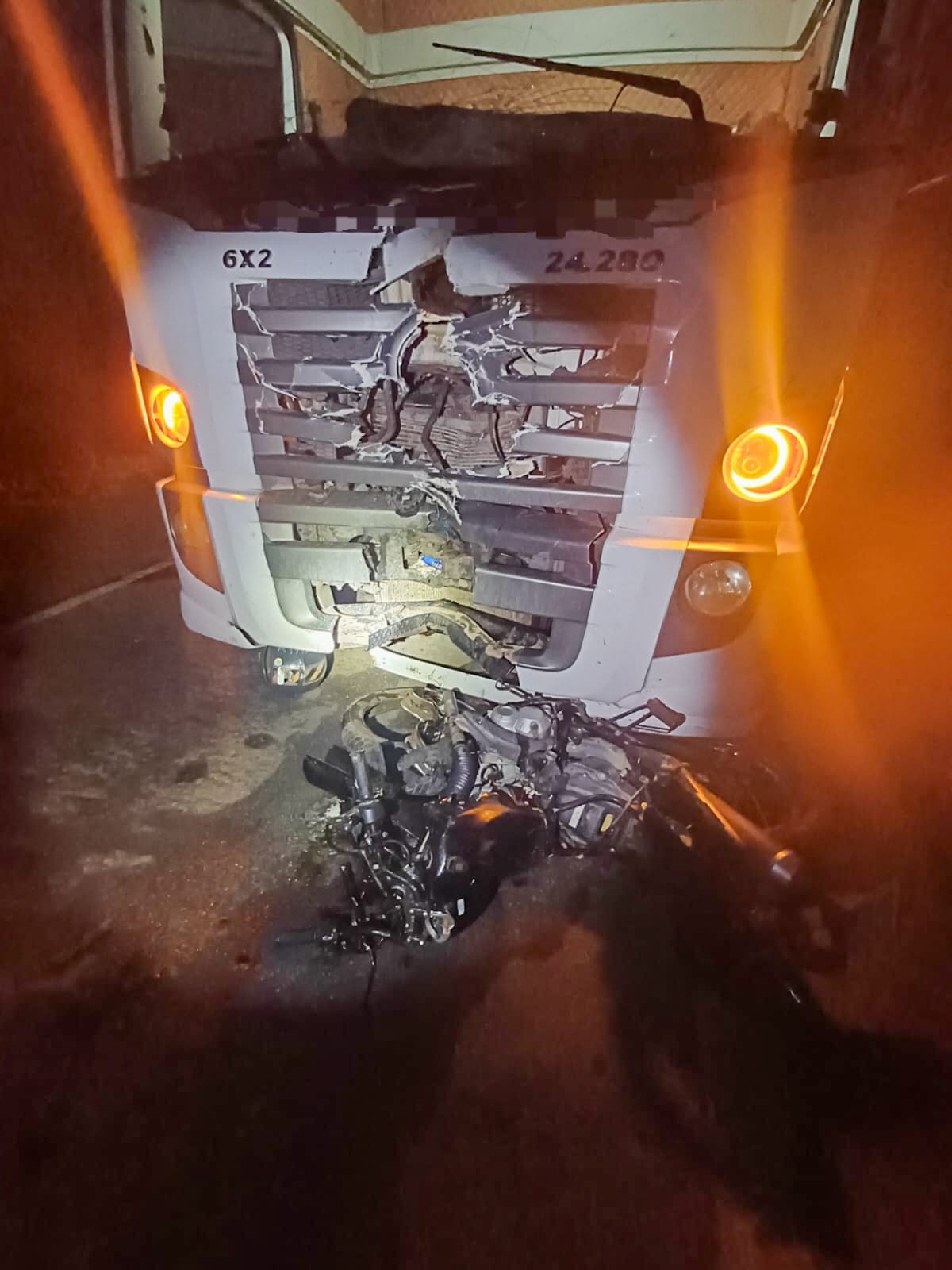 Homem morre em acidente entre moto e caminhão acidente na BR-428, em Petrolina