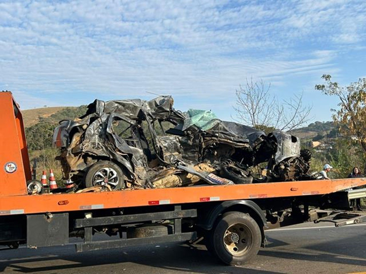 Casal morre após carro bater de frente com caminhão na BR-116