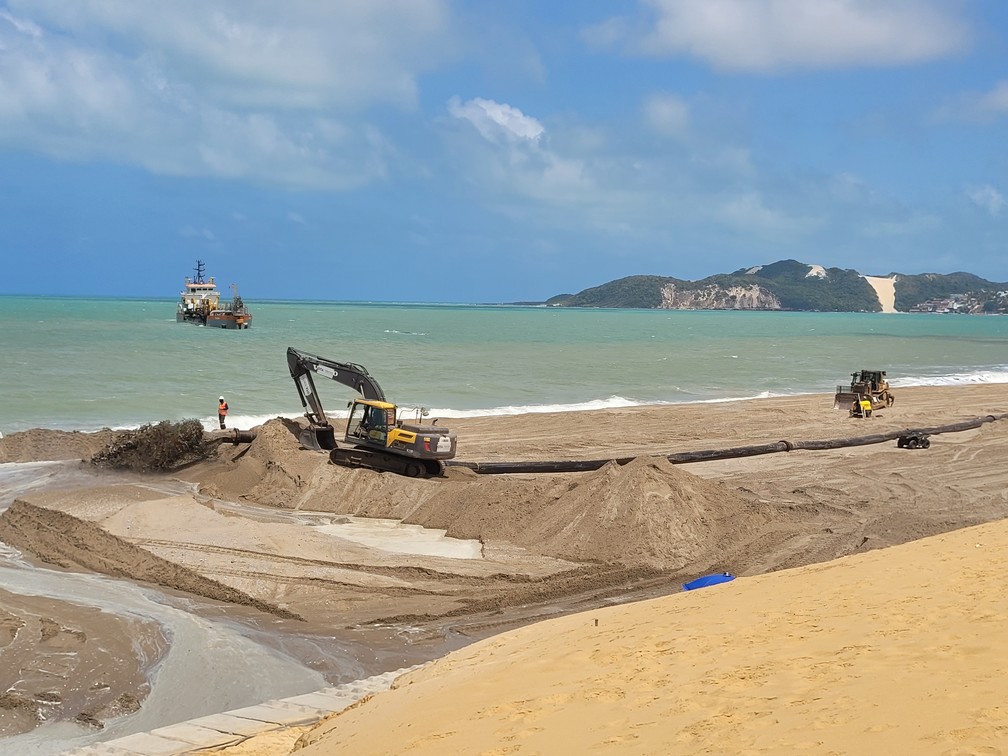 Obra de engorda na Praia de Ponta Negra com o Morro do Careca ao fundo — Foto: Igor Jácome