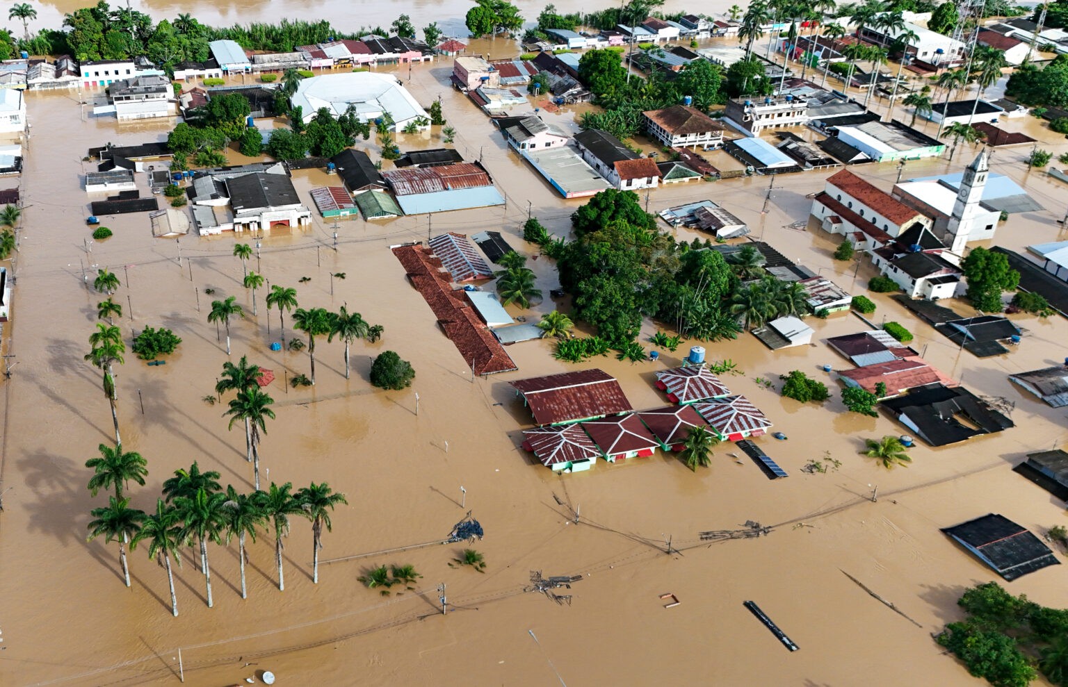 Em meio a maior enchente da história, prefeita de Brasiléia considera projeto para tirar moradores da parte baixa da cidade