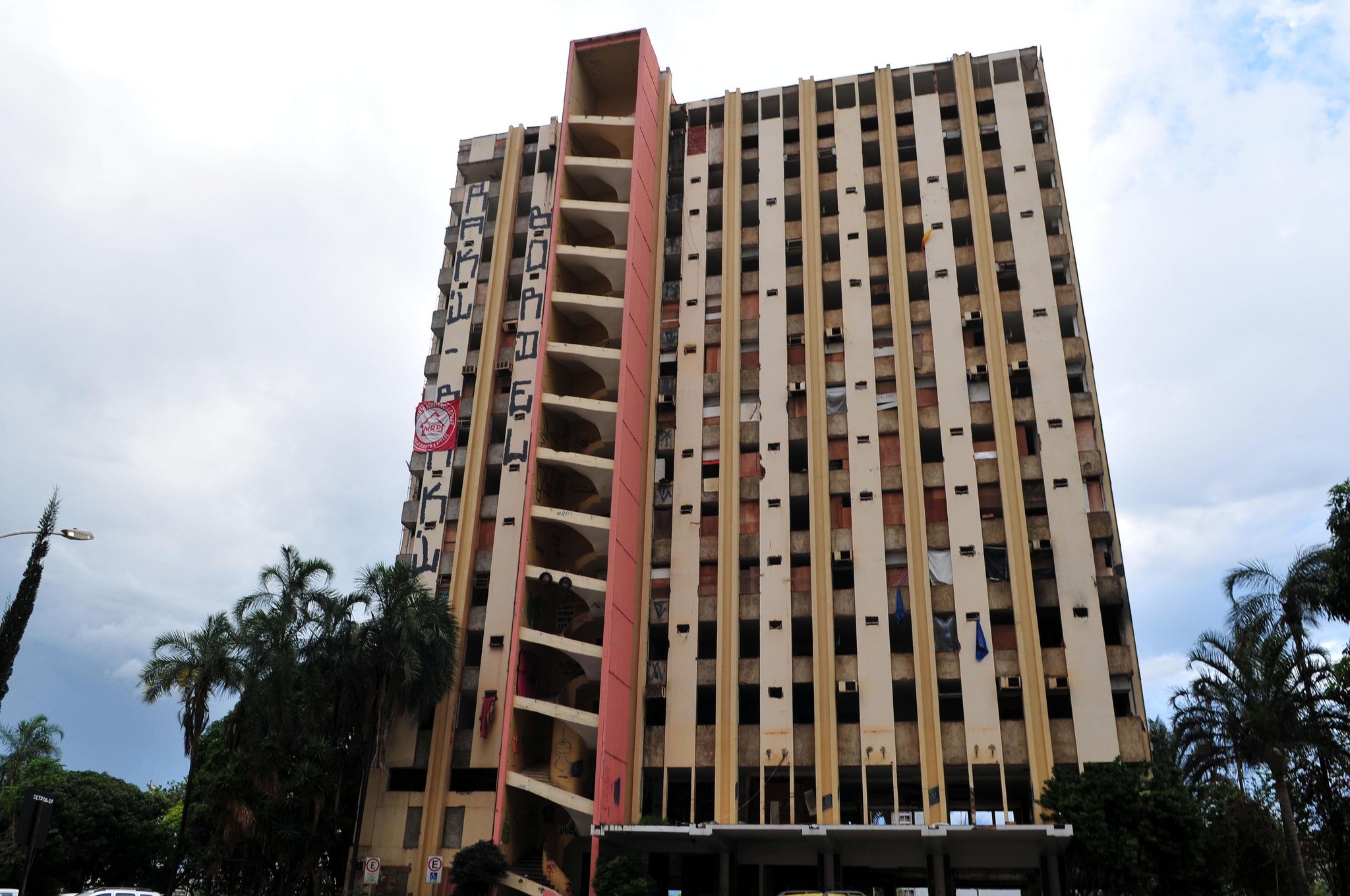 Torre Palace: primeiro hotel de luxo de Brasília está abandonado há anos e virou disputa judicial sem fim; conheça história