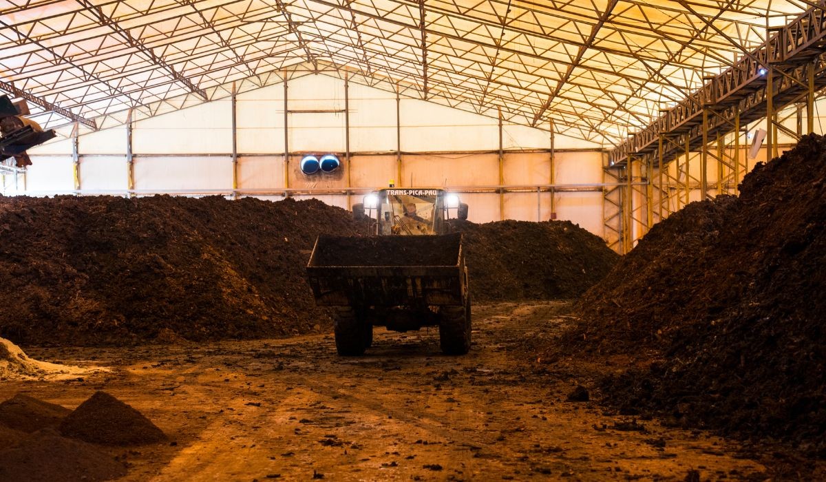 Como lodo de esgoto se transforma em fertilizante natural usado por produtores rurais no estado de SP