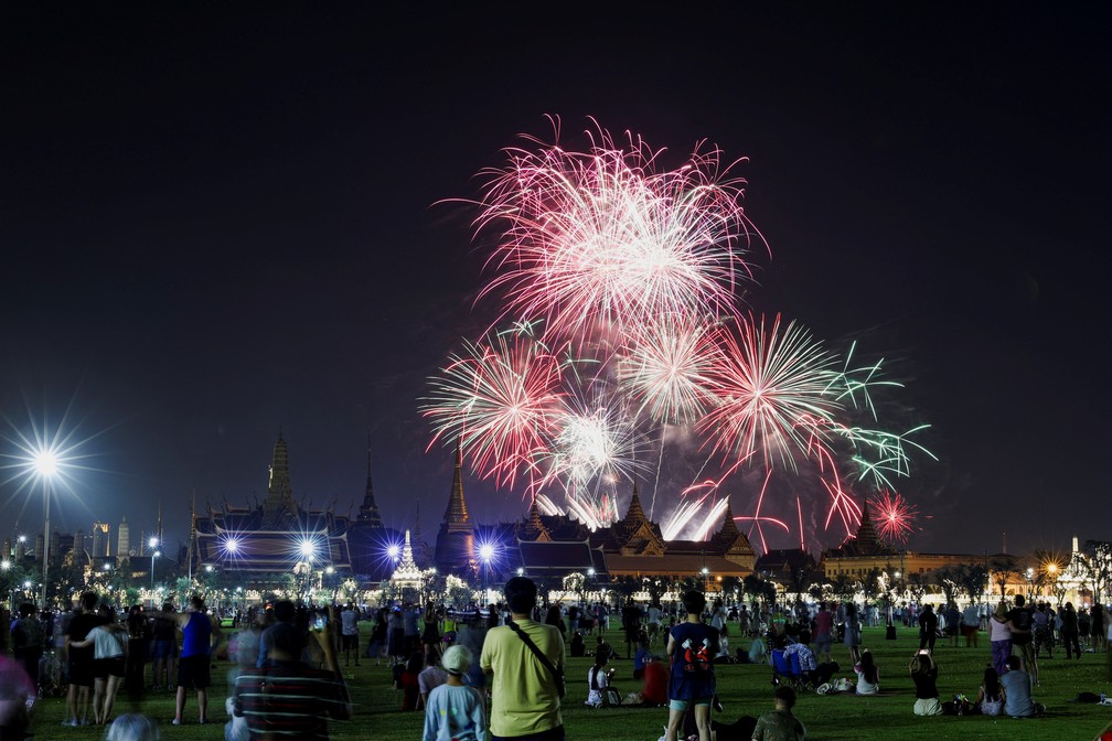 Fogos de artifício explodem no Grande Palácio durante as celebrações do Ano Novo, em Bangkok, Tailândia, 1º de janeiro de 2024 — Foto: REUTERS/Athit Perawongmetha
