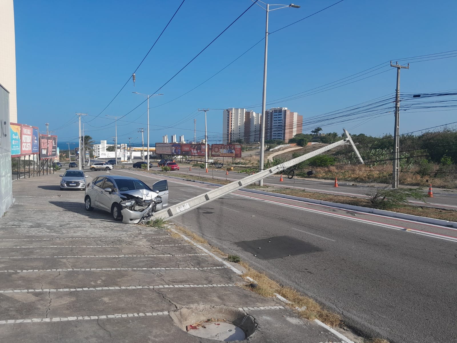 Carro bate em dois postes em avenida de Fortaleza e região fica sem energia elétrica 