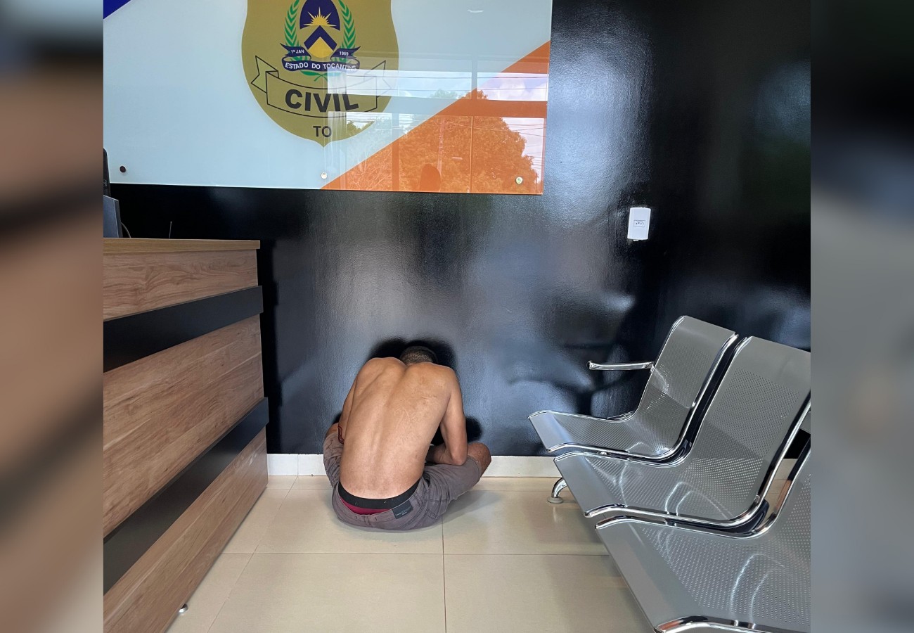 Homem vai à delegacia registrar furto, e acaba preso após mulher fazer sinal com a mão para denunciar violência doméstica