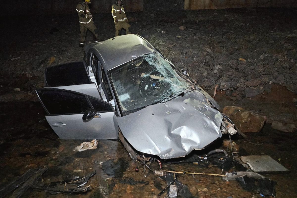 Carro despenca de ponte entre Maringá e Sarandi e passageira sofre ferimentos graves