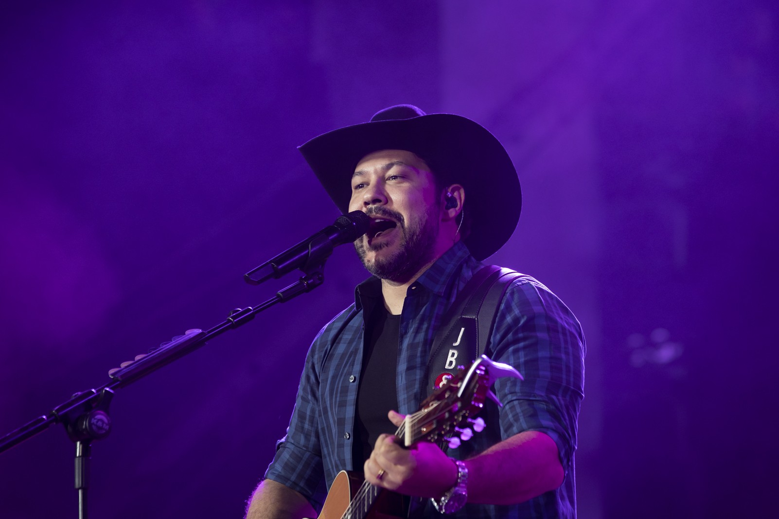 'Fuscão Preto', 'Chora Me Liga', 'Nuvem de Lágrimas'... Saiba qual hit sertanejo bombou no ano em que você nasceu