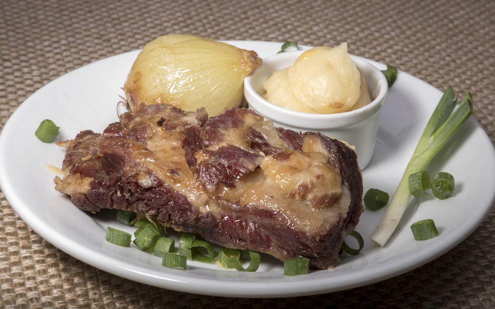 Comida di Buteco: creme de macaxeira com charque e cebola na brasa é um dos  pratos que concorrem no festival, Pernambuco