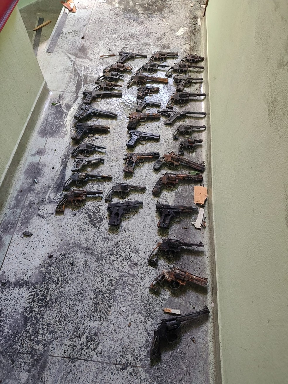 Coronel guardava 60 armas e 3 mil munições em apartamento incendiado em Campinas — Foto: Arquivo pessoal