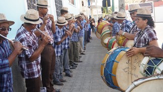 Diversos grupos culturais da cidade também ajudam a receber os noivos com festa — Foto: Escola de Saberes de Barbalha/Divulgação