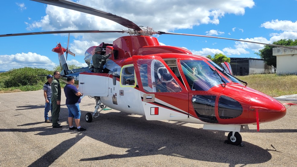 Helic&oacute;ptero apreendido em Pau dos Ferros &eacute; vistoriado para ser transportado para Natal &mdash; Foto: Igor J&aacute;come/g1