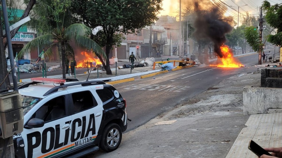 Após ataque a ônibus, bando instalou barricadas de fogo em vias de Fortaleza — Foto: TV Verdes Mares/Reprodução