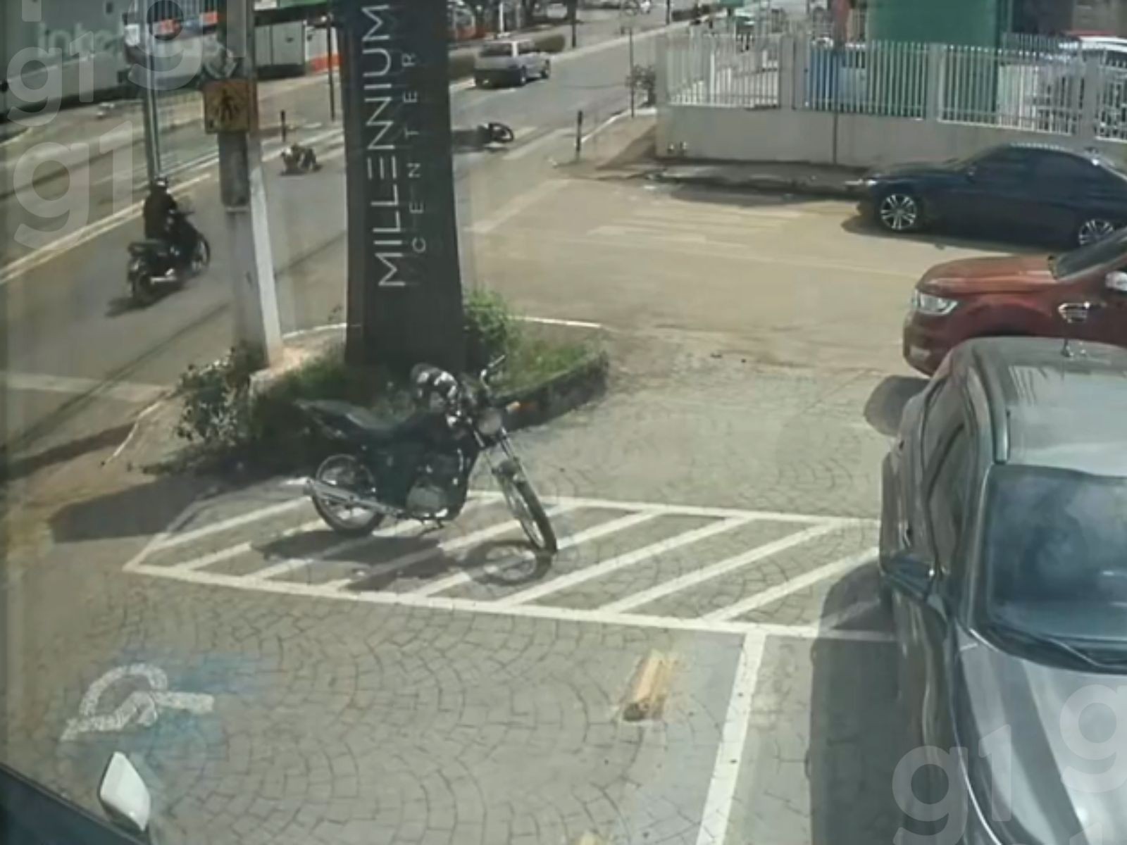 VÍDEO: Batida entre carro e moto deixa idoso e criança feridos em Rio Branco 