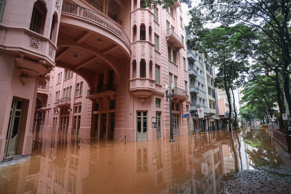 As águas do Guaíba tomam conta do Centro na cidade de Porto Alegre neste sábado 04/05/2024. — Foto: MAXI FRANZOI/AGIF - AGÊNCIA DE FOTOGRAFIA/ESTADÃO CONTEÚDO