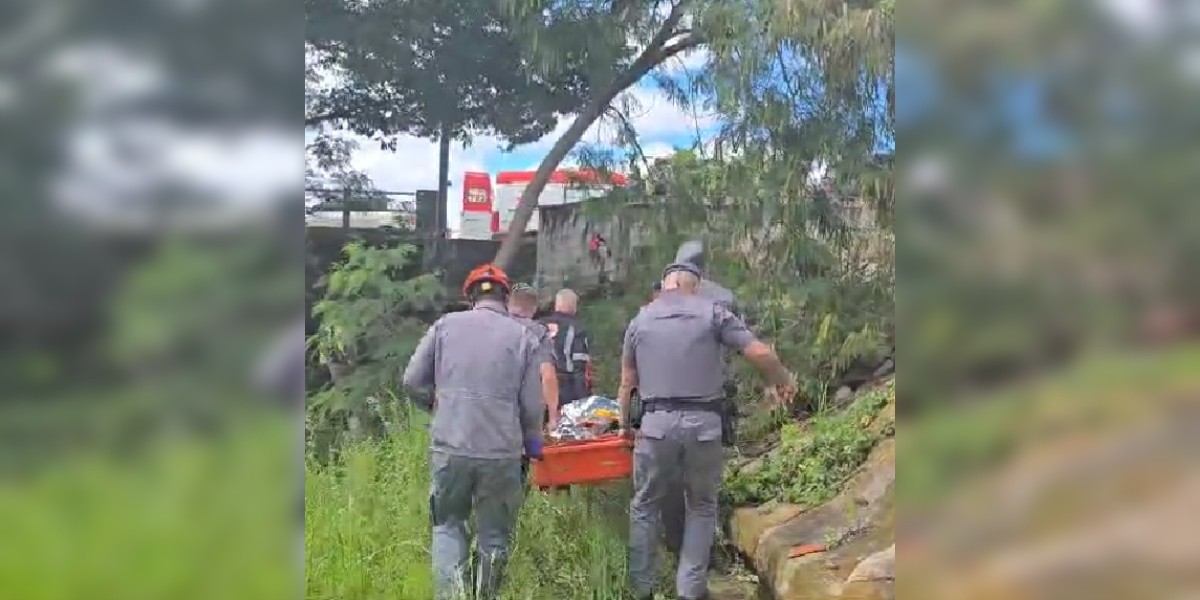 Homem é resgatado depois de 13 horas pedindo socorro em córrego de Itapeva