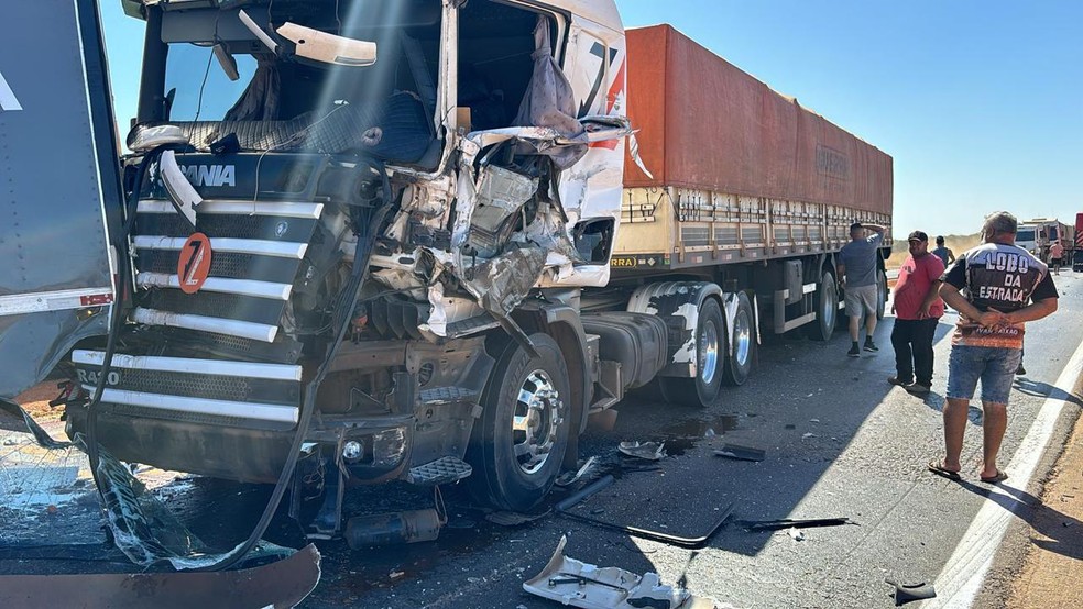 Engavetamento entre carretas na  BR-163 — Foto: Reprodução