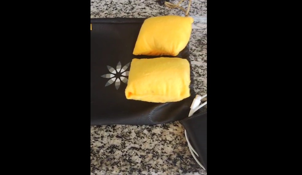 Mulher entregou aos policiais uma bolsa com materiais utilizados por ele para o acondicionamento de droga — Foto: PM