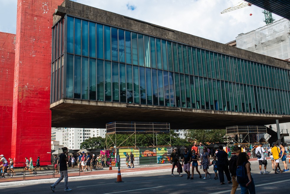 Movimentação de pessoas em frente ao MASP, na Avenida Paulista nesta tarde de domingo (13 de março), em São Paulo — Foto: BRUNO FERNANDES/FOTOARENA/ESTADÃO CONTEÚDO