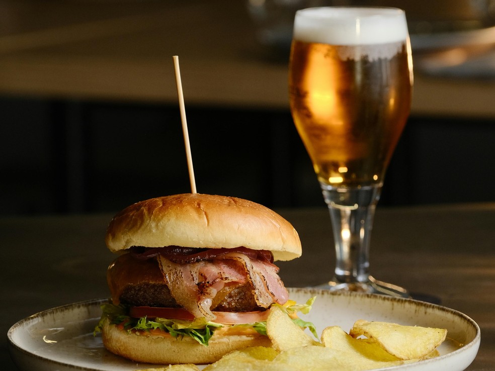 Não são apenas a cerveja ou o chope os grandes vilões. Qualquer exagero no consumo de calorias pode causar uma "barriga de chope", que é mais comum, especialmente entre os homens. — Foto: Pexels