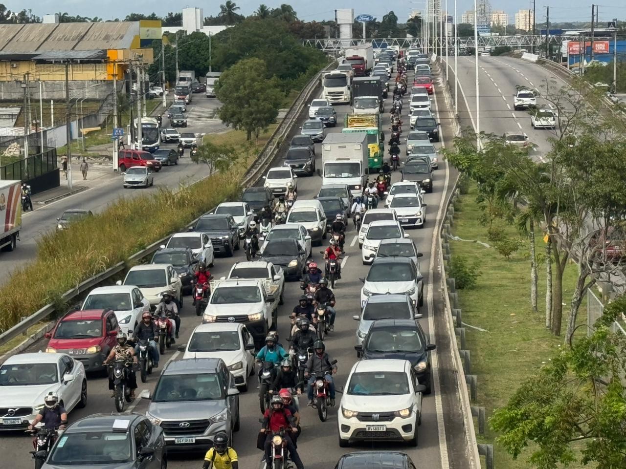 Acidente entre carros e moto causa congestionamento na BR-101 em Natal