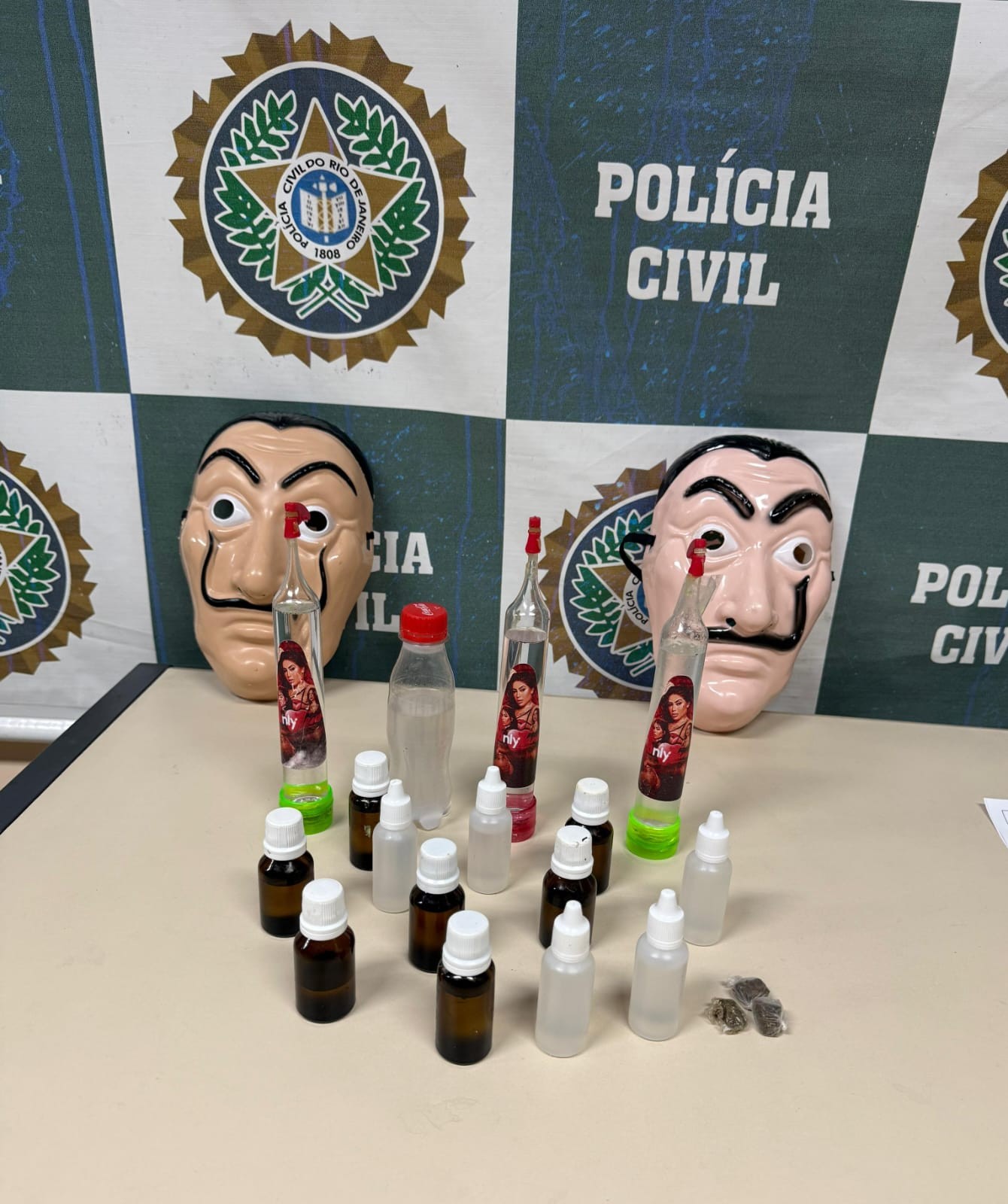 Policiais fantasiados prendem jovem por envolvimento com o tráfico de drogas em Paraíba do Sul