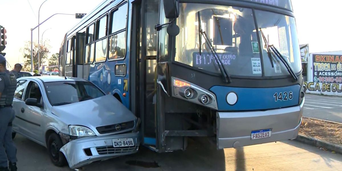 Carro colide com ônibus BRT e deixa motorista ferido em Campinas