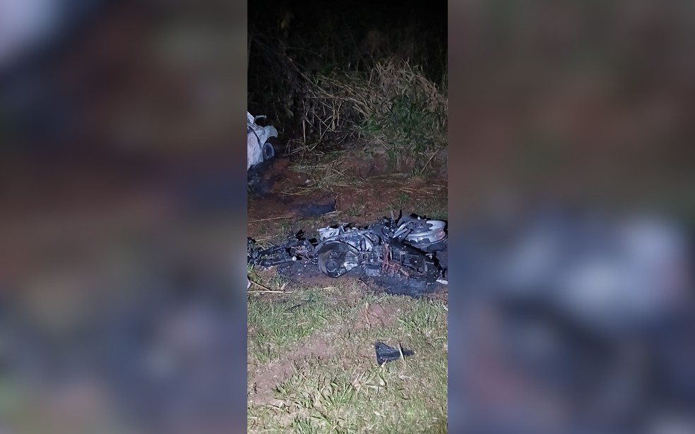 Ve&iacute;culos pegam fogo ap&oacute;s acidente em Santo Ant&ocirc;nio do Aracangu&aacute; (SP) &mdash; Foto: Pol&iacute;cia Rodovi&aacute;ria/Divulga&ccedil;&atilde;o