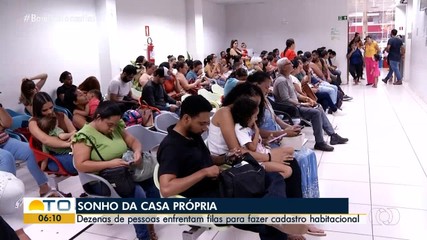 Dezenas de pessoas enfrentam filas para fazer o cadastro habitacional