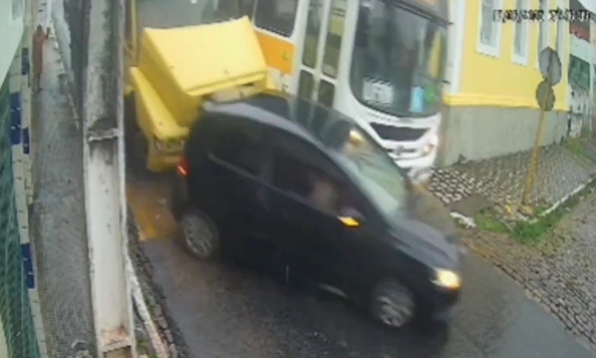 VÍDEO: Caminhão sem freio arrasta carro e bate em ônibus escolar na Grande Natal