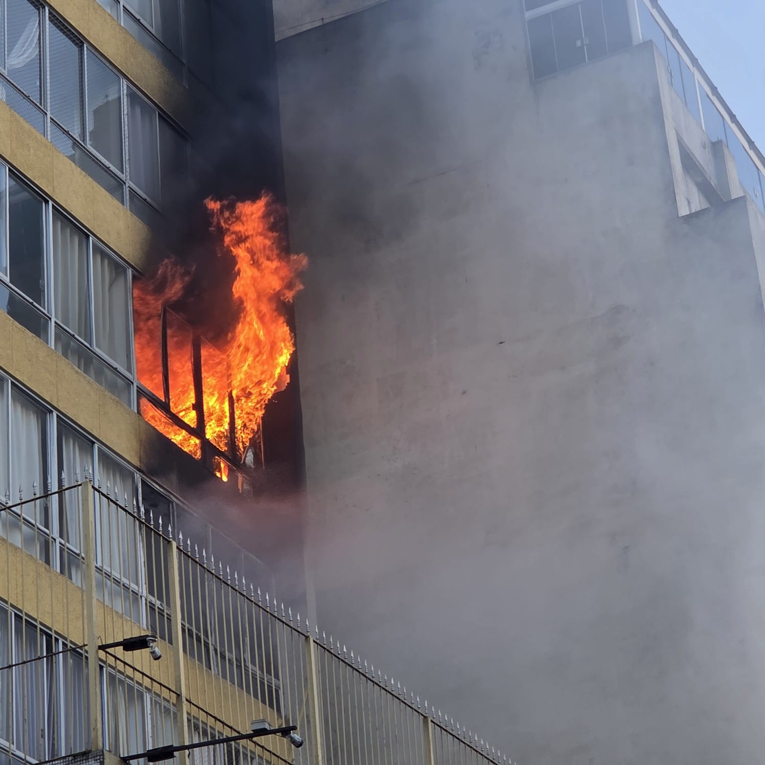 Incêndio atinge apartamento na região da República, no Centro de SP