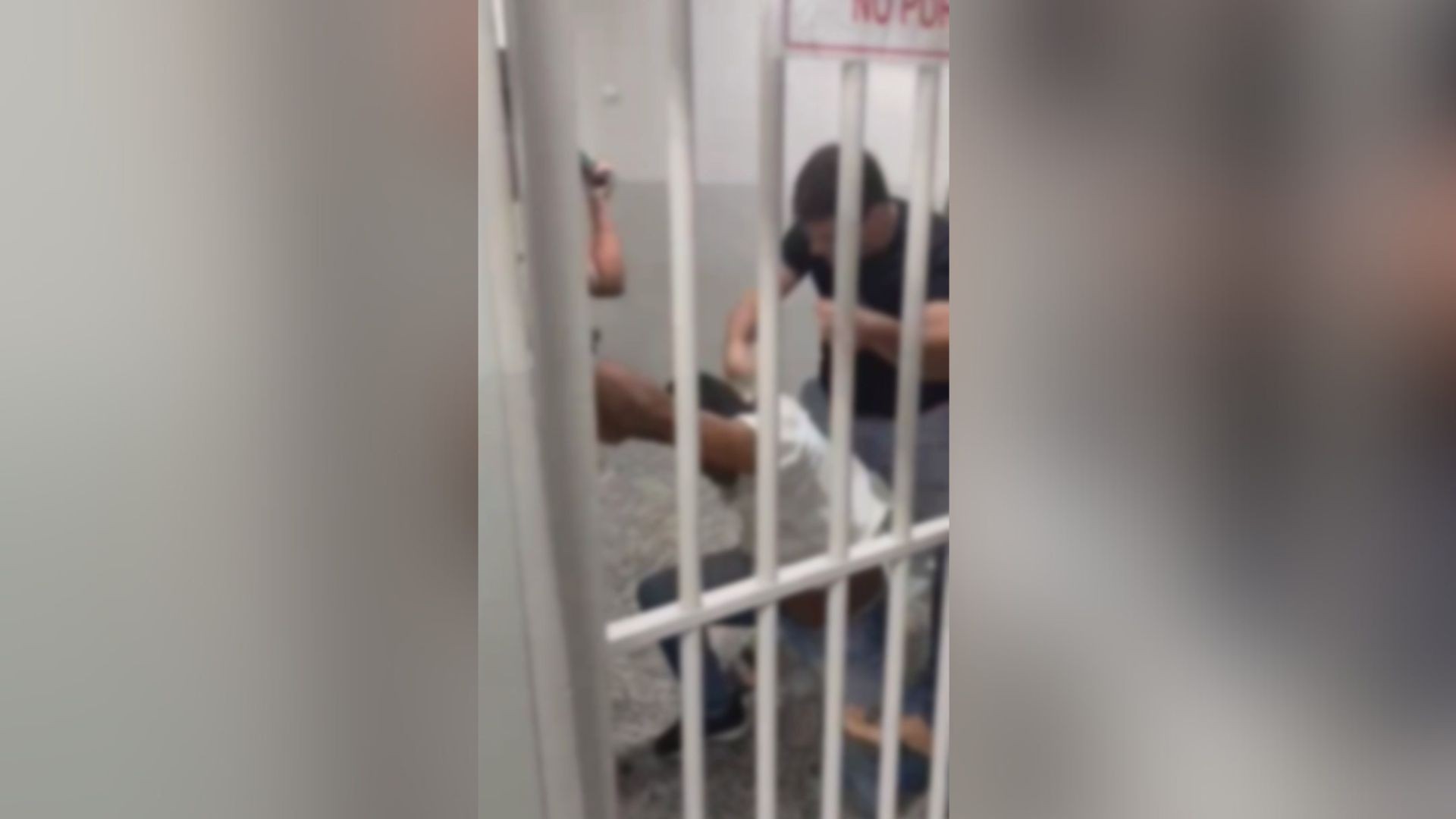 VÍDEO: Agressor busca atendimento médico no mesmo local que vítima e é espancado pelos filhos dela em MG