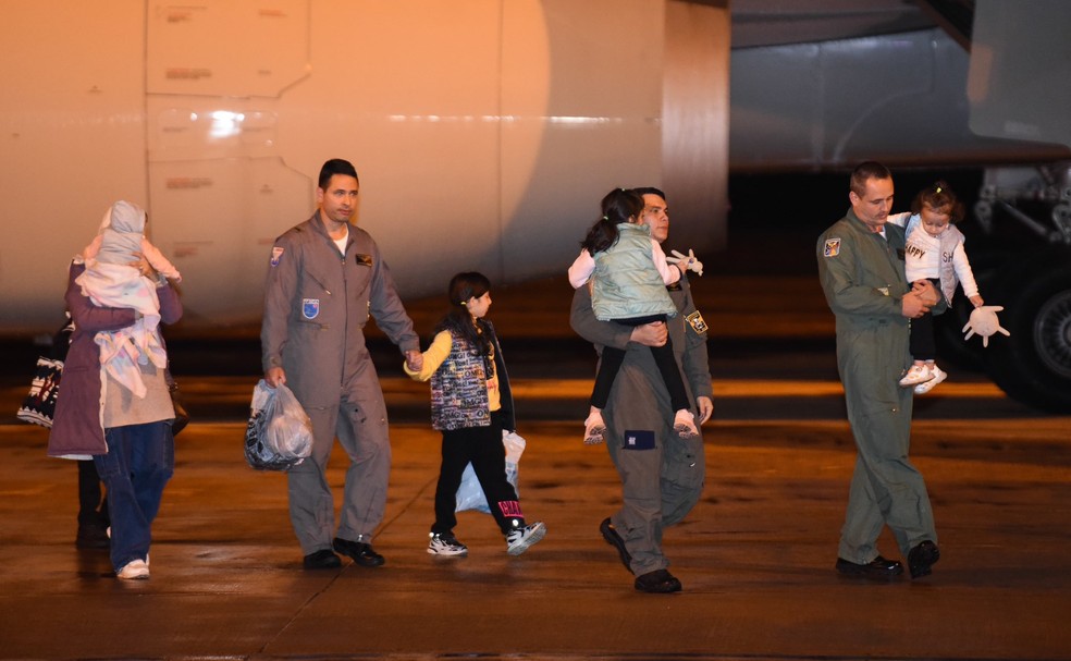 Segundo grupo de brasileiros e parentes palestinos retirados da Faixa Gaza desembarca no Aeroporto de Brasília no dia 11 de dezembro de 2023 — Foto: Itamaraty/Divulgação