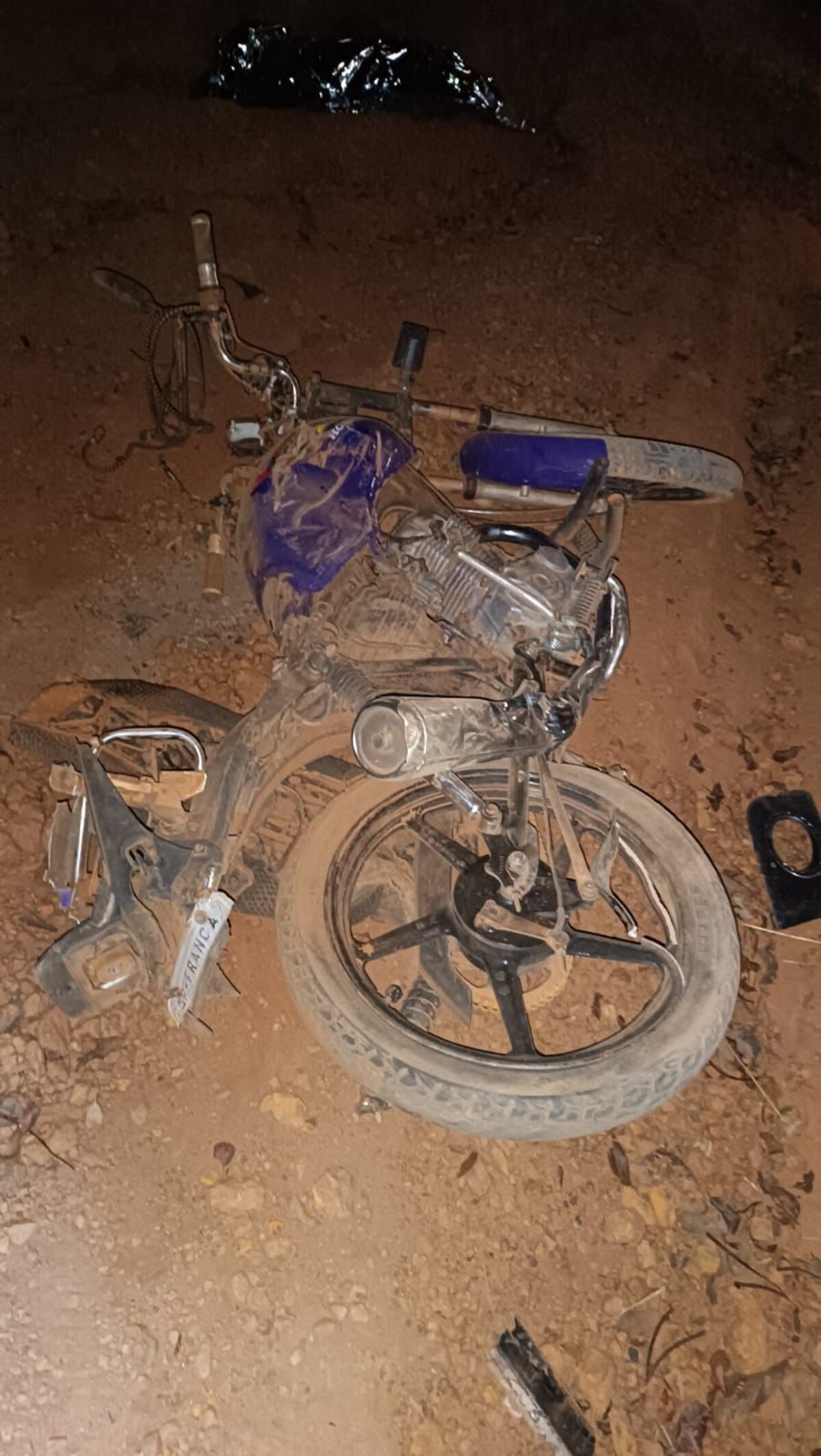 Mulher que estava em garupa de moto morre após veículo ser atingido por caminhonete; motorista fugiu