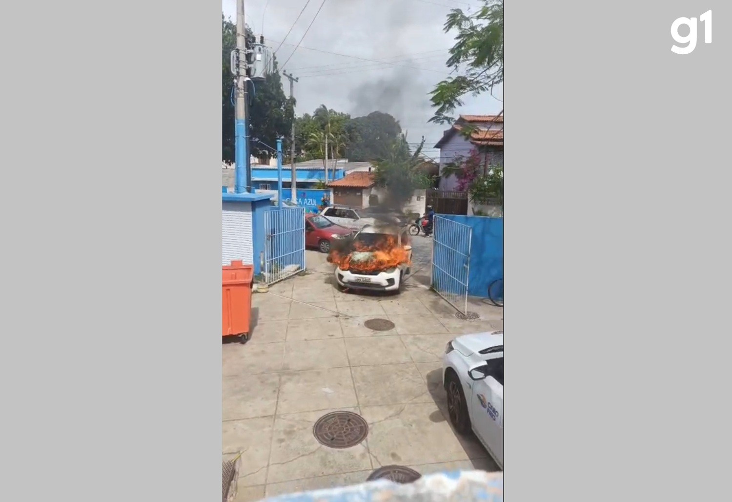 Carro da Secretaria de Saúde pega fogo em estacionamento do PAM em Cabo Frio