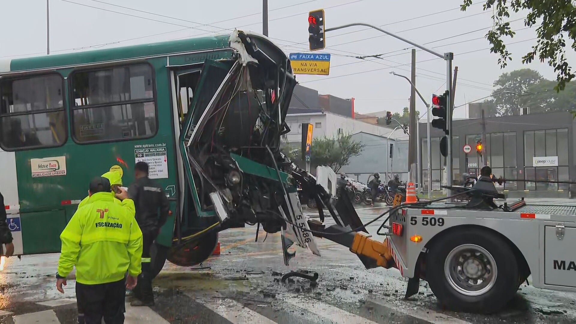 Caminhão desgovernado bate em ônibus e deixa seis feridos na Água Rasa