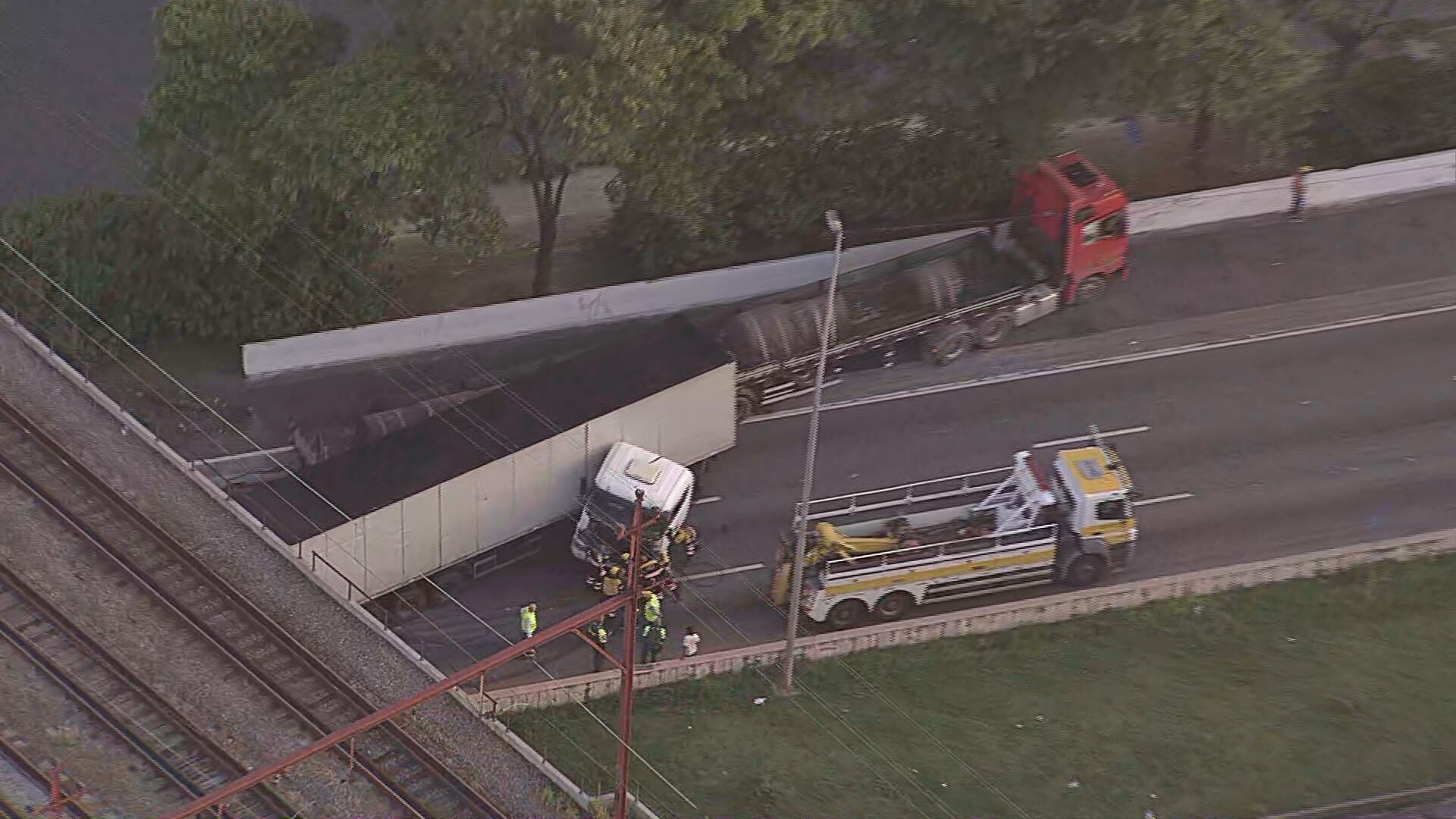 Colisão entre duas carretas bloqueia totalmente a pista expressa da Marginal do Tietê, no sentido Ayrton Senna