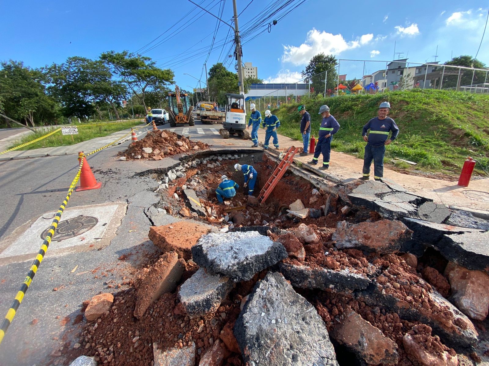 Sabesp abre cratera em asfalto de avenida para controlar vazamento de água na Zona Leste de SP; veja bairros afetados