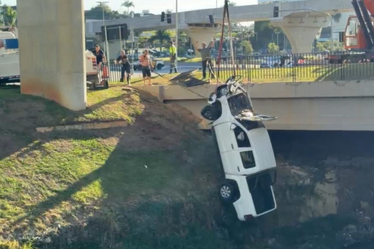 Caminhonete que caiu no córrego Vidoca é retirada com guincho em São José dos Campos; veja vídeo