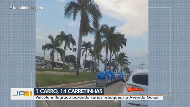 Veculo  flagrado puxando vrios reboques na Avenida Gois