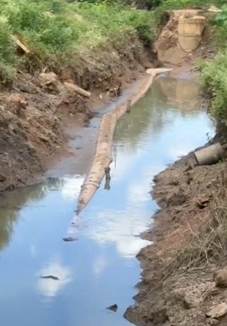 Esgoto a céu aberto em obra da Prefeitura de Rafard gera mau cheiro e incomoda população: 'carniça e fedor', diz morador 