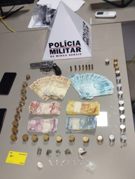 Denúncia de que um homem estava ameaçando outro com arma termina com apreensão de drogas e de mais de R$ 3.700 em Porteirinha 