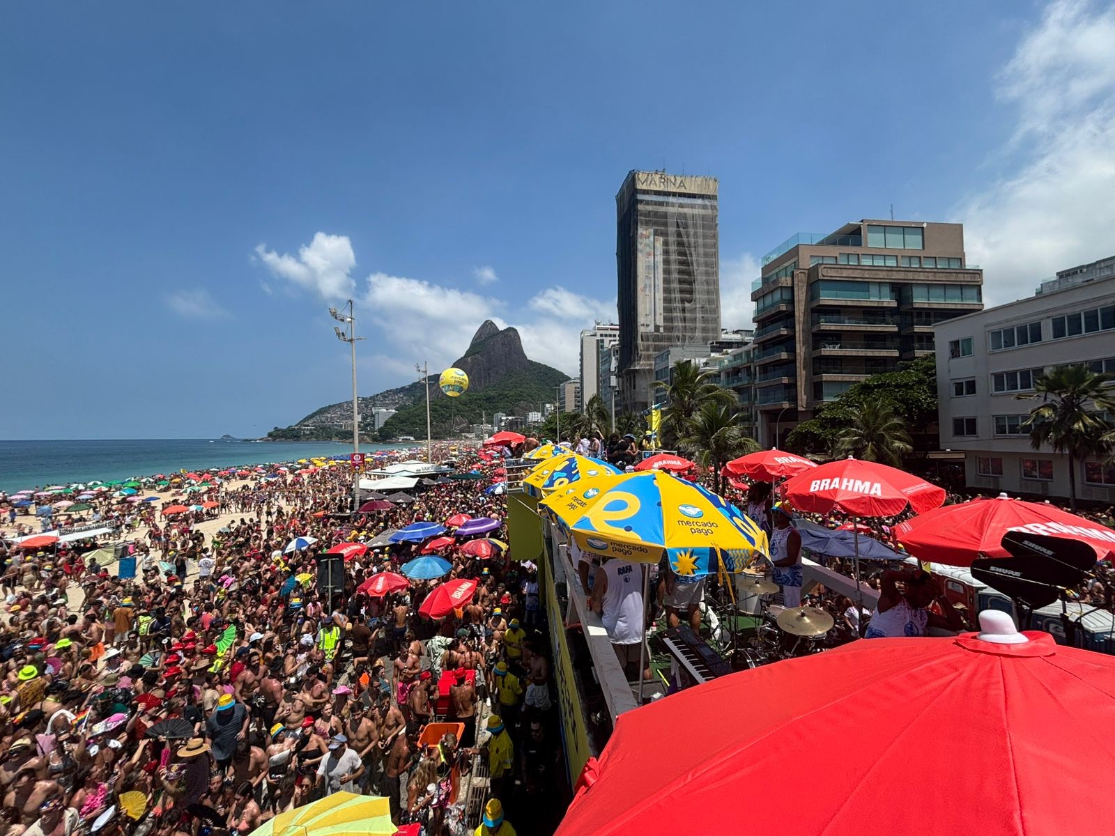 Blocos arrastam foliões pelas ruas do Rio; Areia leva 100 mil pessoas ao Leblon 