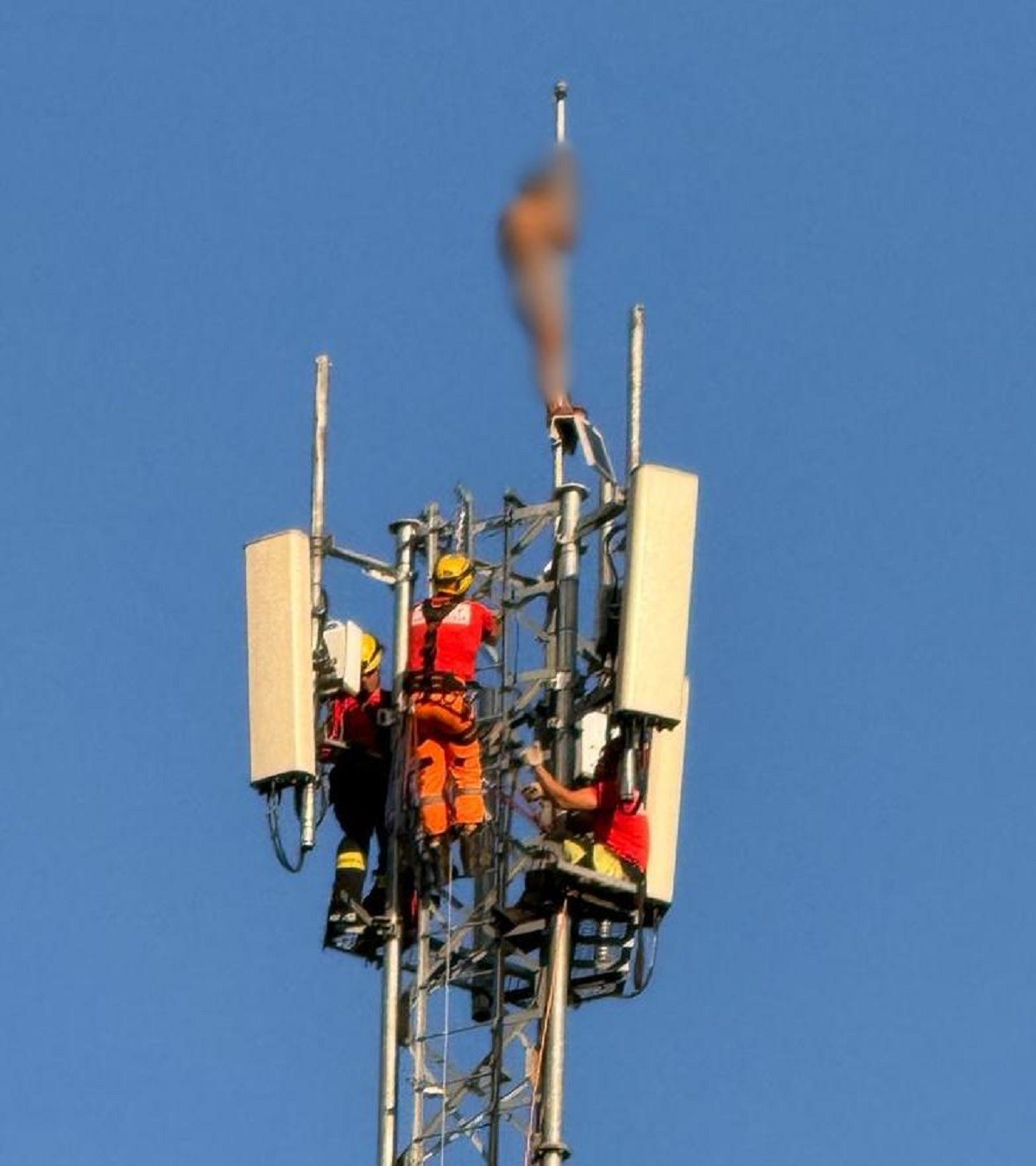 VÍDEO: Homem é resgatado após permanecer sete horas no topo de torre de 40 metros em MG