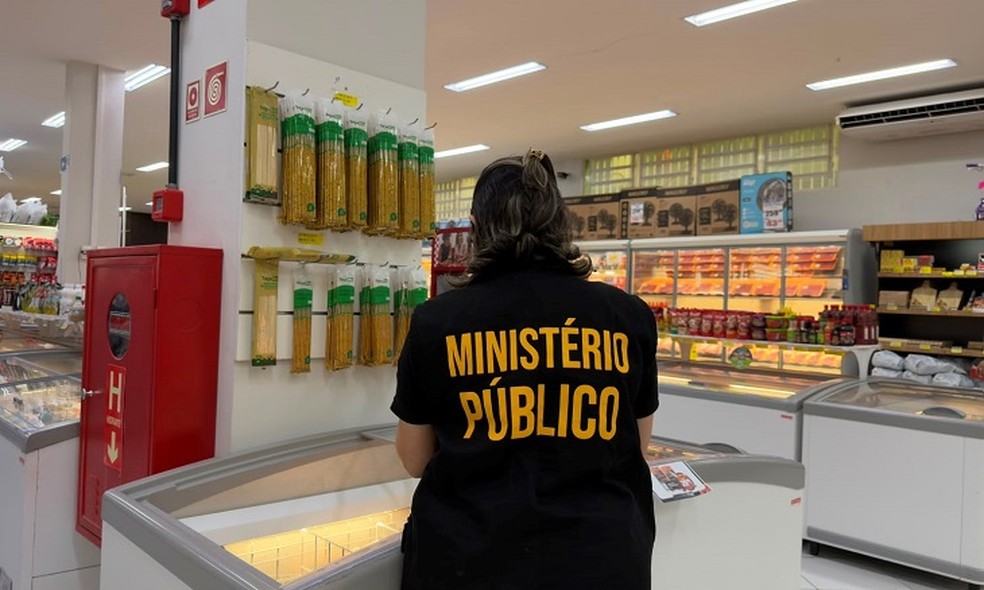 Dois supermercados são autuados por vender produtos vencidos, no Sertão da Paraíba — Foto: Ministério Público da Paraíba