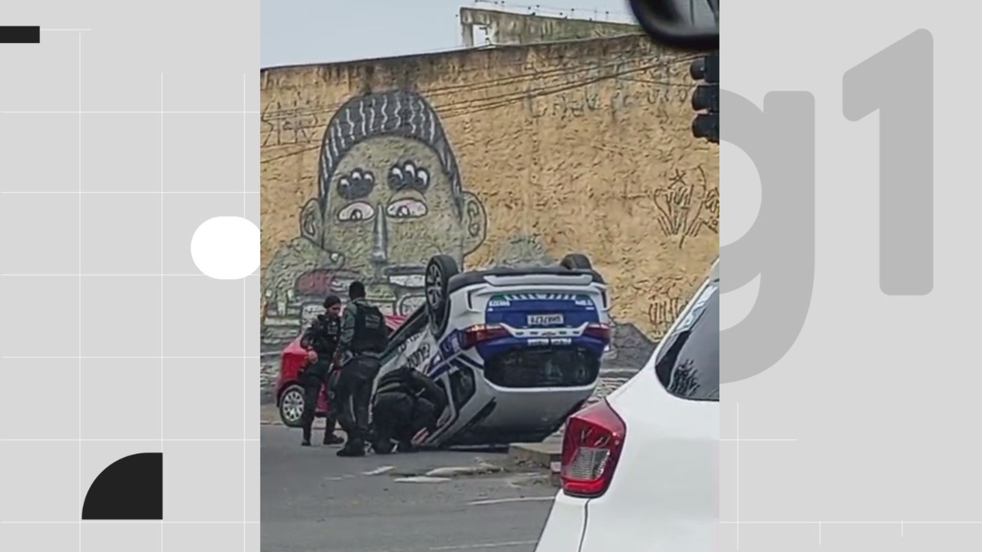 Viatura da PM capota em acidente e dois policiais ficam feridos no Recife; VÍDEO