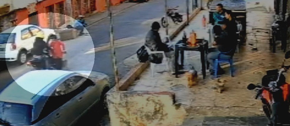 Câmera de segurança registra o momento exato em que Dona Maria é atropelada. — Foto: Reprodução