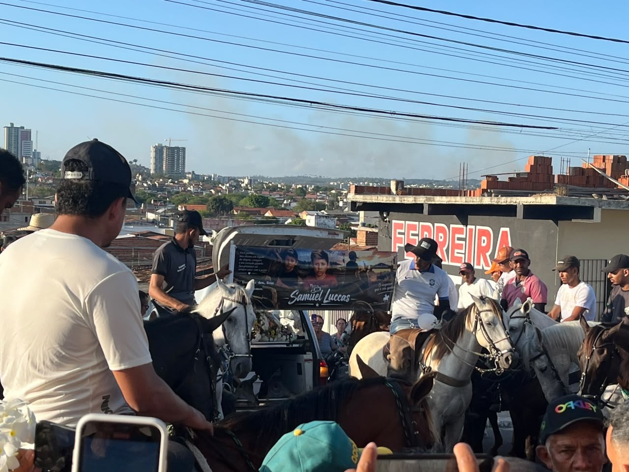 Criança de 10 anos arremessada para telhado de casa em acidente entre carro e moto no Agreste da PB é sepultada em Campina Grande